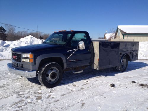 2000 diesel gmc sierra 3500 with a utility box and a theiman lift gage
