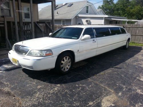 2005 town car limousine. new engine!! new rear!!