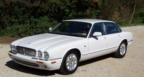 2001 jaguar xj8 sedan loaded and beautiful inside and out free shipping