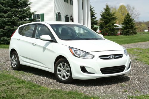 2013 white hyundai accent - 1700 miles - full warranty - clear title