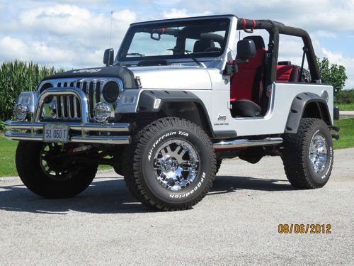 2005 jeep wrangler unlimited silver excellent condition chrome, many extras