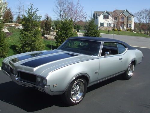 1969 oldsmobile 442 - numbers matching * two tone silver/black  *400 c.i. engine