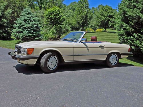Great  classic car! 1986 mercedes 560 sl with removable hardtop.