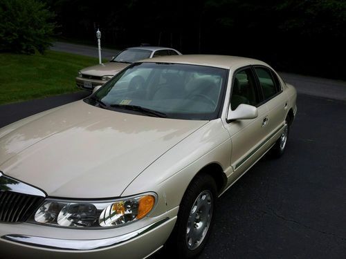 2001 lincoln continential in great condition, very low miles, very clean