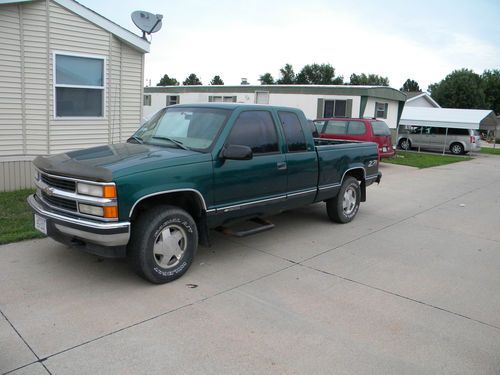 1998 chevy 1500 ext cab. 160000 miles but has a new motor. 4x4
