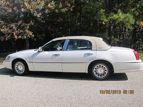 1998 lincoln town car signature sedan 4-door 4.6l - mint, mint condition!!