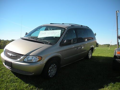 2004 beige chrysler town and country lx with rear air and luggage rack