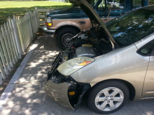 2005 toyota prius. was in a colission. needs repair, or could be used for parts.