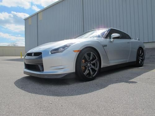 2009 nissan gt-r,garaged (never launched) 8k miles as new, ppi welcomed. 2%
