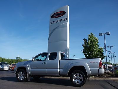 Silver trd sport automatic 4x4 v6 4.0 pick up sr5 tow package clean carfax