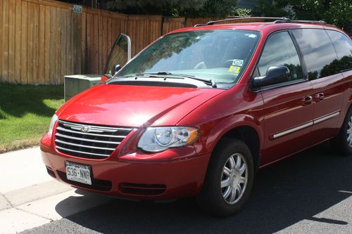 Chrysler 2006 town &amp; country passenger mini van excellent condition low mileage