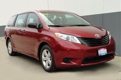 2011 toyota sienna le mini van 8 passenger w/ extended service plan and dvd