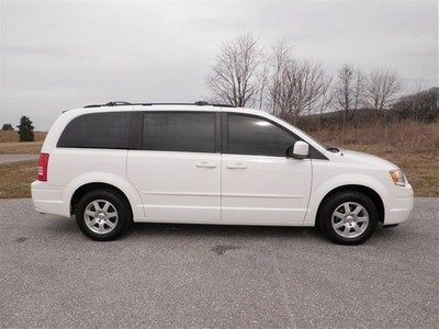 2008 chrysler town &amp; country white touring dvd 3.8l traction control