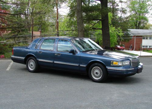 Lincoln town car signature series only 79k original miles no reserve auction !
