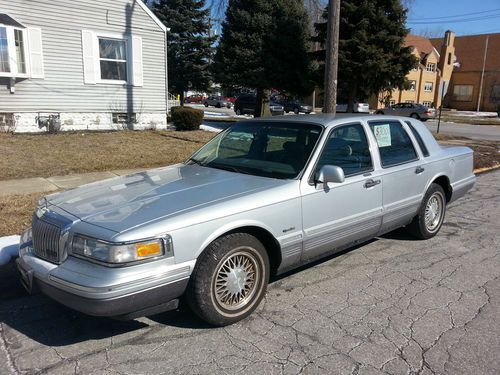 * 1997 lincoln town car signature 4-door 4.6l - gray on gray-very smooth ride! *