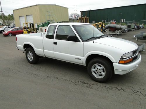 2001 chevrolet s10 extended cab 4x4 pick up truck
