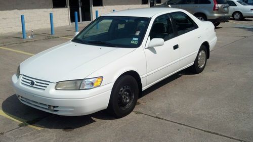 1999 white toyota camry le runs great very clean cold a/c