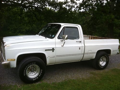 Rare truck no reserve 1984 chevy 4x4 white short bed manual trans w/ ball in bed