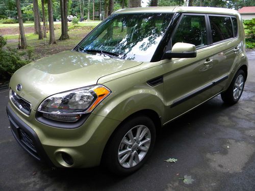 Alien green 2012 kia soul plus + with automatic, spoiler and only 9,736 miles!