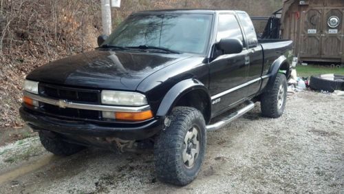 2003 zr2 4x4 chevrolet s10 (wrecked vehicle does have rear frame damage)