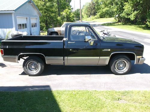 1984 gmc high sierra 1500 short bed, black and gold paint 350 mild cam no rust