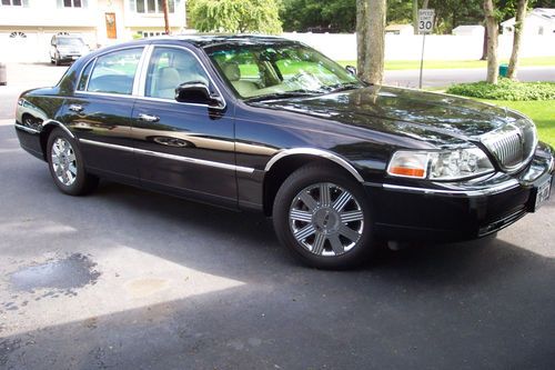 Lincoln town car cartier 23,000 miles original owner