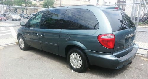 Chrysler town &amp; country,van,minivan,family,like new,drives great clean carfax