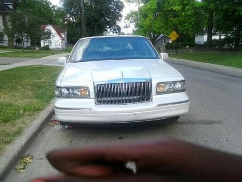 Nice clean 1997 lincoln town car 1200 obo