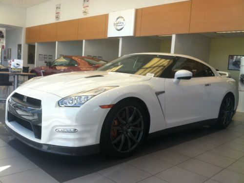2015 nissan gt-r premium - pearl white with red amber premium interior!
