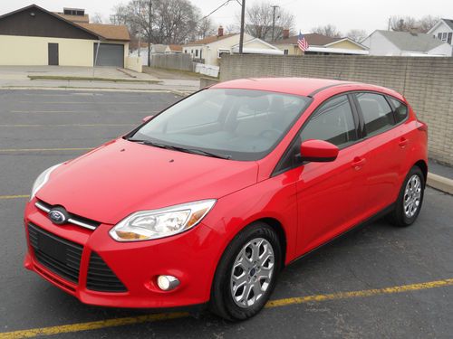 2012 ford focus se hatchback 4-door 2.0l looks and drives like new