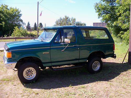 Full size bronco 4x4, v-8, lock out hubs, new paint,fresh metal