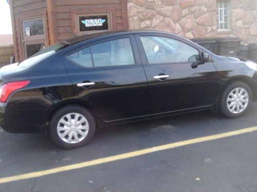 Nissan versa 4 door tan cloth interior,black clean in and out