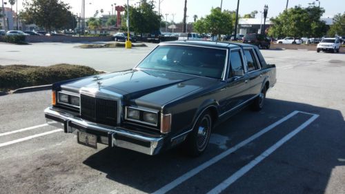 Classic 1989 lincoln town car signature, original, dark gray, only 58000 miles,