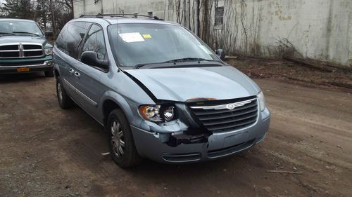 2005 chrysler town&amp;country touring- stown n go