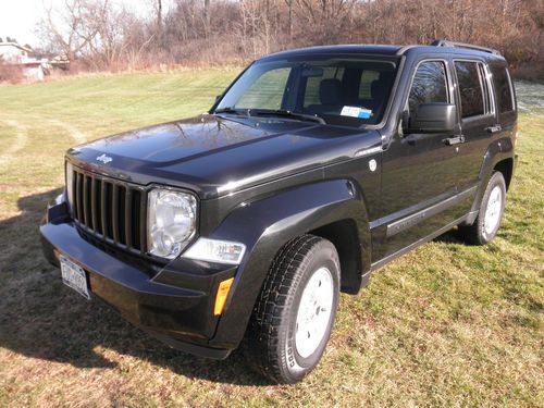 Jeep liberty sport 2009 4x4 auto,loaded,very clean,company suv, priced to $ell