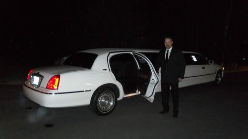 Lincoln town car limousine stretch white low miles excellent condition
