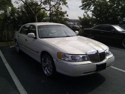1999 lincoln town car mint showroom condition 80k original miles!