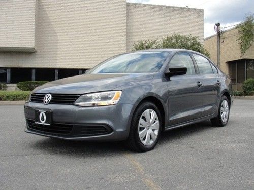 Beautiful 2013 volkswagen jetta, only 3,052 miles, loaded with options, warranty