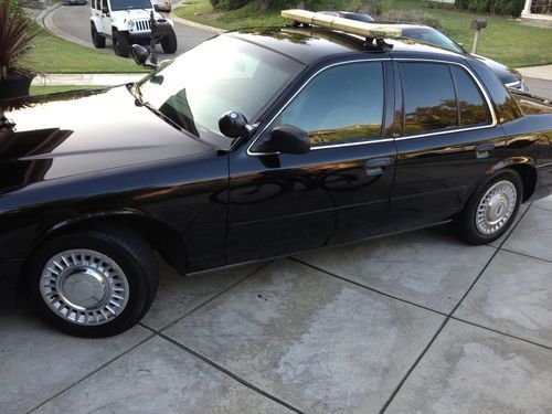 2000 ford crown vic p71 (police package).  black. new motor!