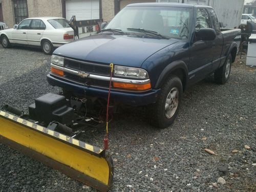 1998 chevrolet s-10 4x4, extended cab with snow plow 110,000 miles money maker