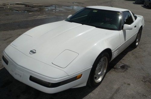 1992 chevrolet corvette hatchback white