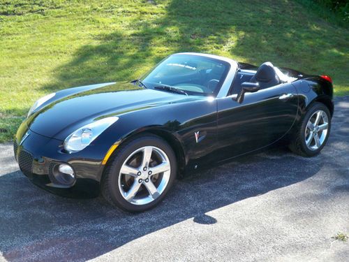2006 pontiac solstice covertible. low miles! triple black! polished alloys! nice
