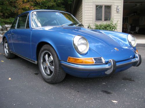 1972 porsche 911t non sunroof coupe numbers matching. great colors