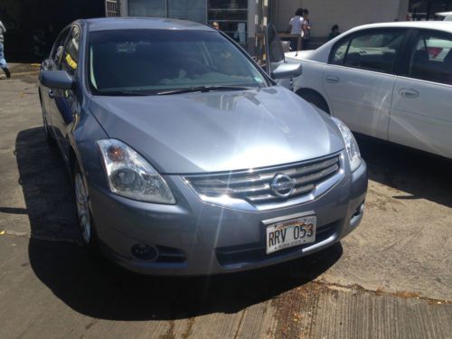2010 nissan altima base sedan 4-door 2.5s in good condition with very low milage