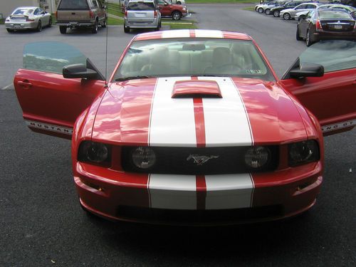 2006 ford mustang gt v8 6-speed only 9,000 miles 1 owner ford employee brand new