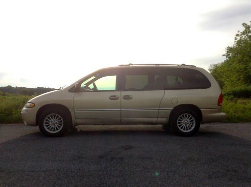 2000 chrysler town &amp; country lxi, gold, 139k miles, good running condition