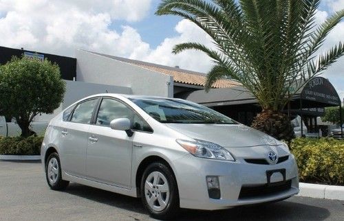 2010 toyota prius iv loaded! navigation! leather! check our reviews!