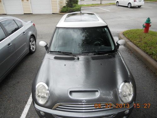 2005 mini cooper s, 6 speed, great mpg...great color  combo..low reserve