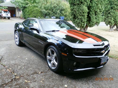 2011 camaro 2ss like new 18,900miles  black/red stripes all options