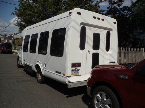 24 passenger bus /7.3 diesel / ice cold air, front and rear / new tires -battery